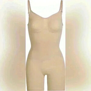 SKIMS- NWOB Sculpting Seamless Mid Thigh Bodysuit - Clay/ nude